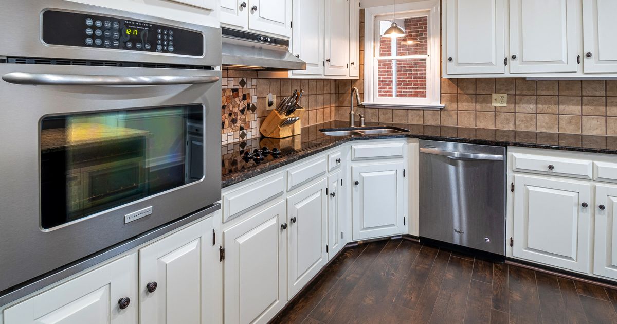 Best Way to Degrease Kitchen Cabinets Without Harsh Chemicals