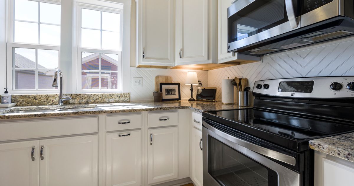 Best Degreaser for Kitchen Cabinets: A Family-Safe Guide